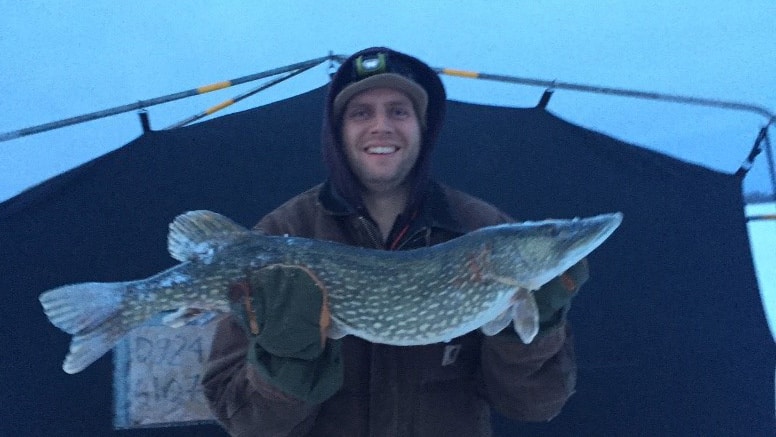 Darkhouse Spearfishing for Pike Through the Ice - (How to Setup